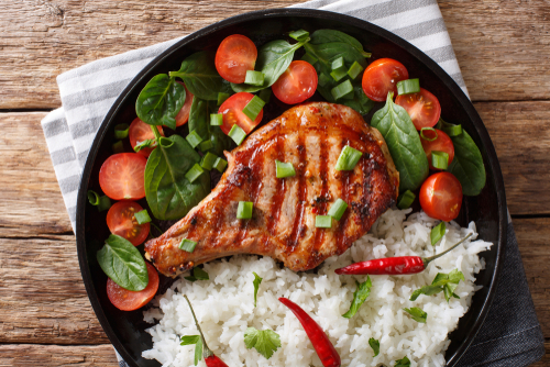 Friptură de porc cu garnitură de orez