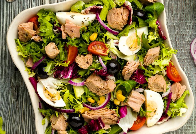 Salată cu ton și ouă fierte - rețetă simplă și gustoasă