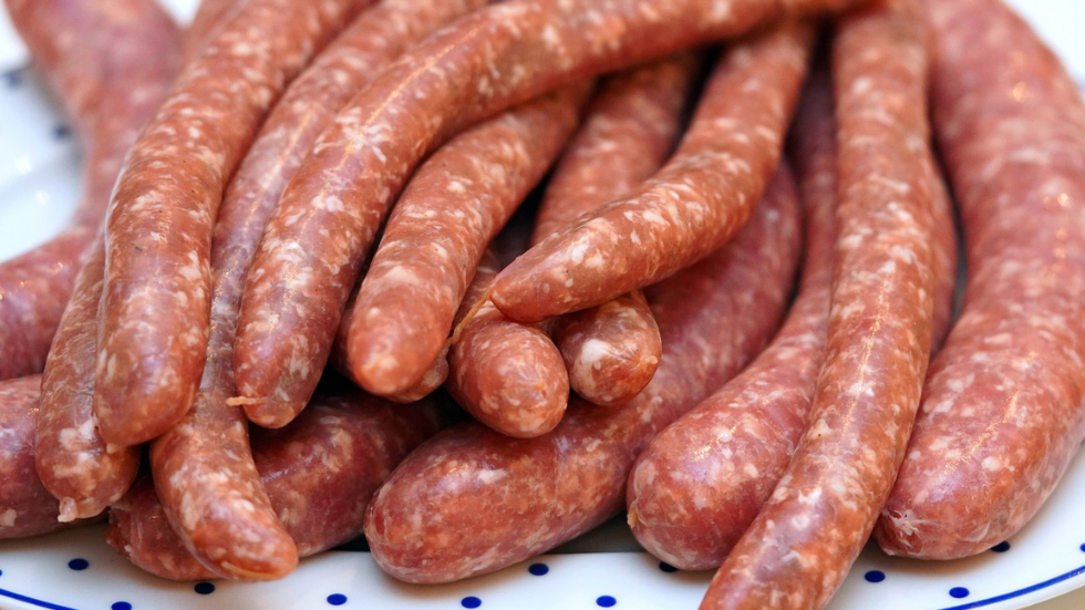 Cârnați de casă pe farfurie albă