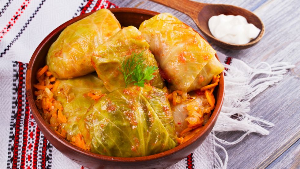 Castron cu sarmale pe ștergar tradițional