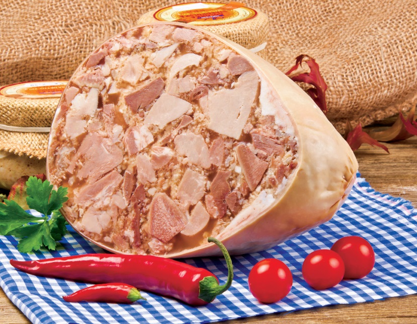 Secțiune de tobă de porc de casă pe ștergar alături de ardei iute și roșii.